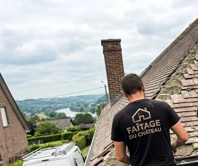 Couvreur de Faîtage du Château sur un toit avec vue sur la Meuse
